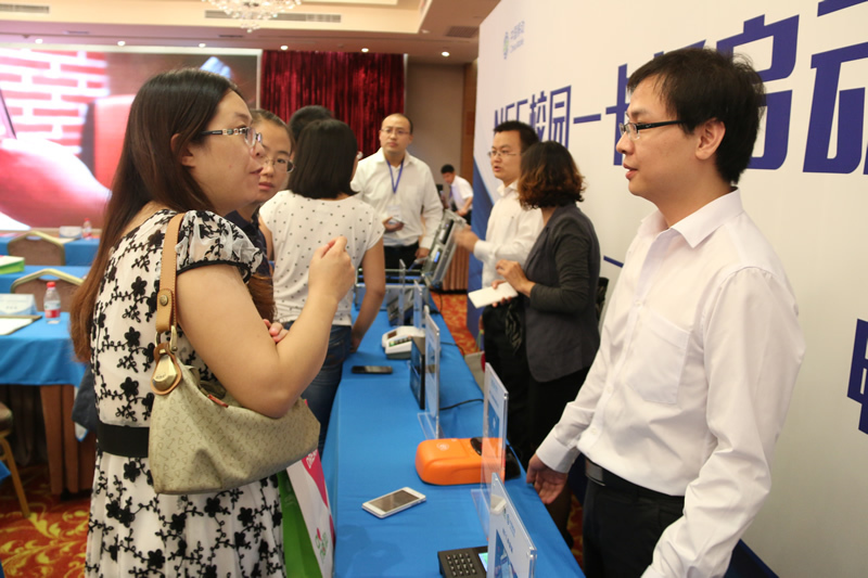 現(xiàn)場(chǎng)嘉賓參觀新開(kāi)普產(chǎn)品體驗(yàn)區(qū)