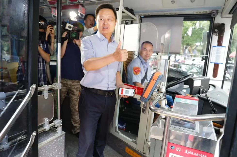 云閃付APP上線長沙公交，大咖體驗新開普終端當(dāng)場豎起大拇指！(圖2)
