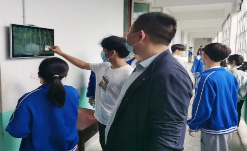 精彩紛呈！聞一多中學智慧校園多場景應用引圍觀！(圖3)