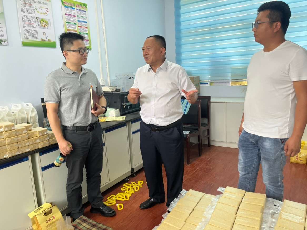 暖心！新開普為村莊捐贈桌椅，助力鄉(xiāng)村振興(圖2)